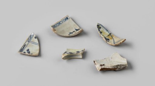 Five fragments of one or several bowls, found at the VOC ship Witte Leeuw, possibly originating from Zeelelie