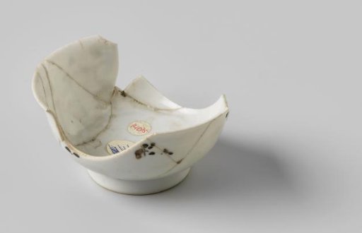 Bowl, found on board the V.O.C. ship Witte Leeuw, possibly from the Zeelelie