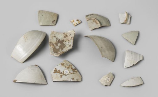 Fragments of a plate, found at the VOC ship Witte Leeuw, possibly from the Zeelelie