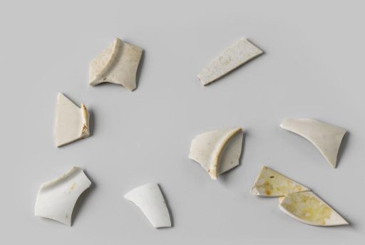 Eight fragments of one or several plates, found at the VOC ship Witte Leeuw, possibly from Zeelelie
