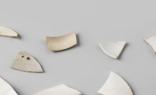 Nine porcelain fragments, found at the VOC ship Witte Leeuw, possibly from Zeelelie