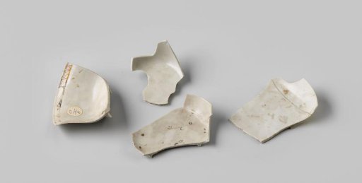 Four Shards of Bowls, found at the VOC ship Witte Leeuw, possibly originating from Zeelelie