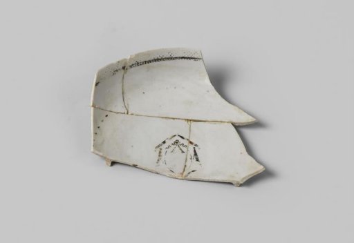 Plate fragment, found on board the V.O.C. ship Witte Leeuw, possibly from the Zeelelie