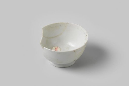 Bowl, found at VOC ship Witte Leeuw, possibly originating from Zeelelie