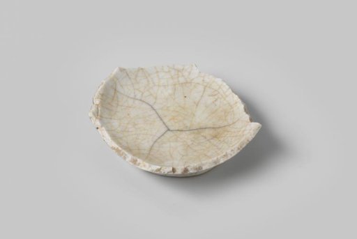 Fragment of a plate, found on the VOC ship Witte Leeuw, possibly from the Zeelelie