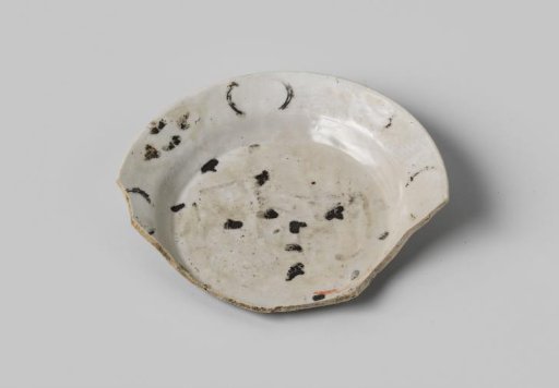 Plate, found at VOC ship Witte Leeuw, possibly originating from Zeelelie