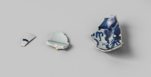 Three fragments of plates, found on the VOC ship Witte Leeuw, possibly from the Zeelelie