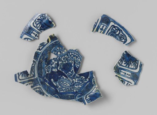 Fragments of a plate from the VOC ship 'White Lion'