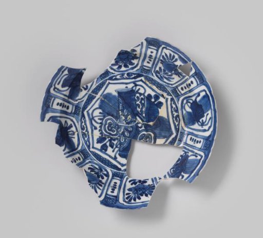 Fragment of a plate from the VOC ship 'De Witte Leeuw'