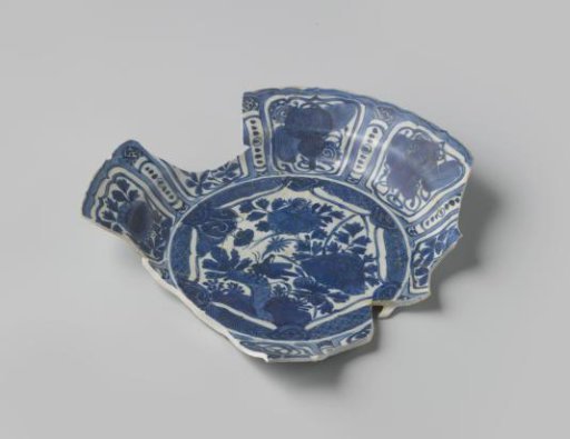 Fragments of a plate from the VOC ship 'De Witte Leeuw'