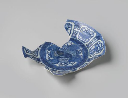 Fragments of a plate from the VOC ship 'Witte Leeuw'