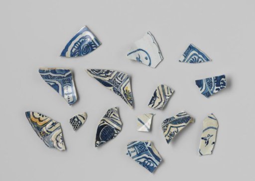 Fragments of plates from the VOC ship 'White Lion'