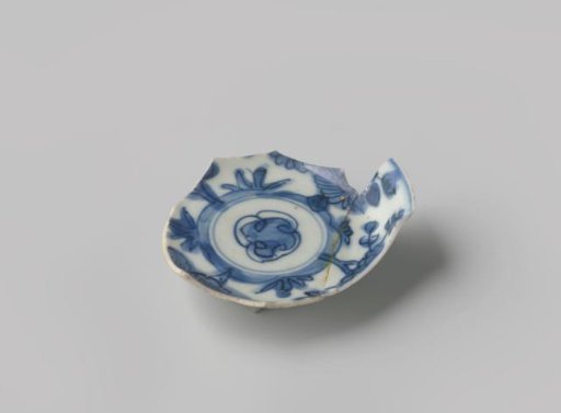 Fragment of a plate from the VOC ship 'Witte Leeuw'