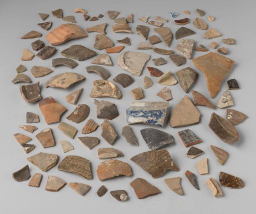 Fragments of earthenware, stoneware and porcelain from VOC ship the 'Witte Leeuw'