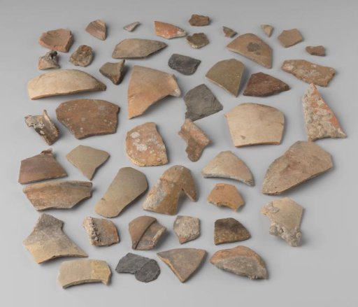 Sherds of earthenware, stoneware and slate from VOC ship 'De Witte Leeuw'