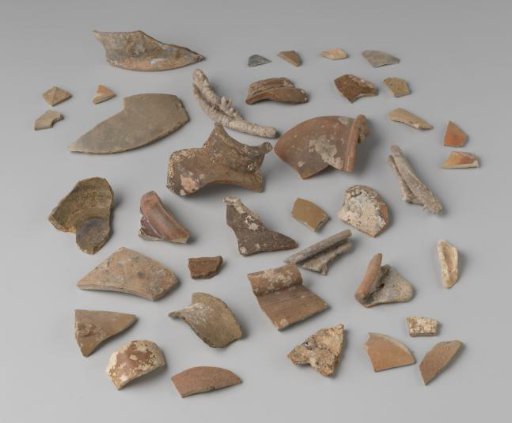 Sherds of earthenware and stoneware from VOC ship 'De Witte Leeuw'