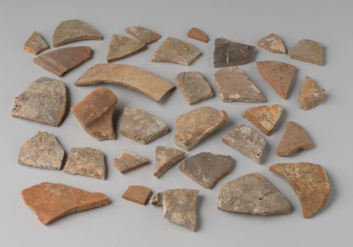 Sherds of earthenware and stoneware from VOC ship 'De Witte Leeuw'