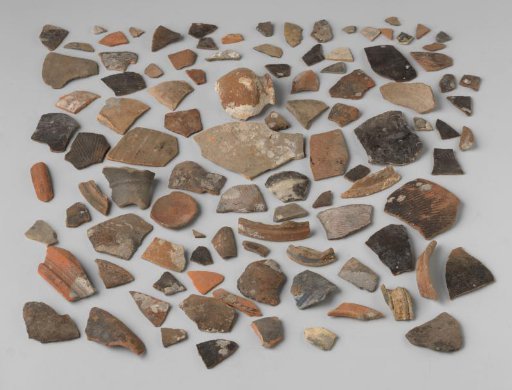 Sherds of earthenware from VOC ship 'De Witte Leeuw'