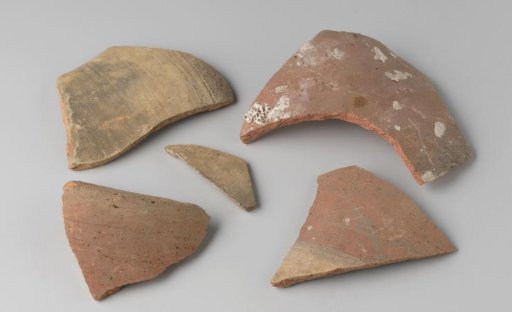 Sherds of earthenware from VOC ship 'De Witte Leeuw'
