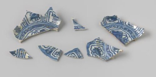 Fragments of Kraak porcelain plates from VOC ship 'Witte Leeuw'