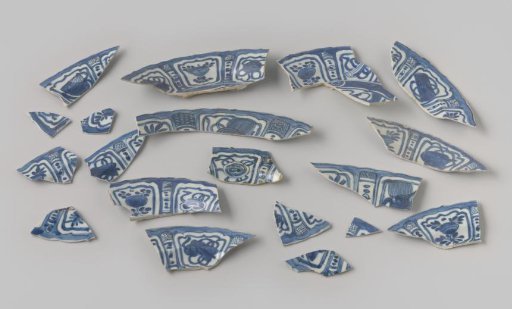 Shards of plates from the VOC ship 'Witte Leeuw'