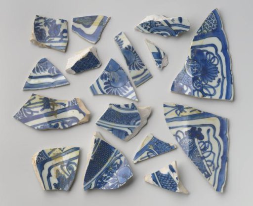 Fragments of dishes from the VOC ship 'Witte Leeuw'