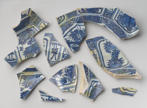 Fragments of dishes from the VOC ship 'Witte Leeuw'