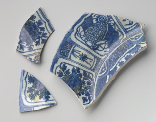 Fragment of a dish from the VOC ship 'Witte Leeuw'