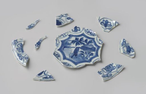 Fragments of a plate from the VOC ship 'Witte Leeuw'