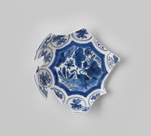 Dish of Chinese porcelain from the wreck of the Dutch East Indiaman Witte Leeuw