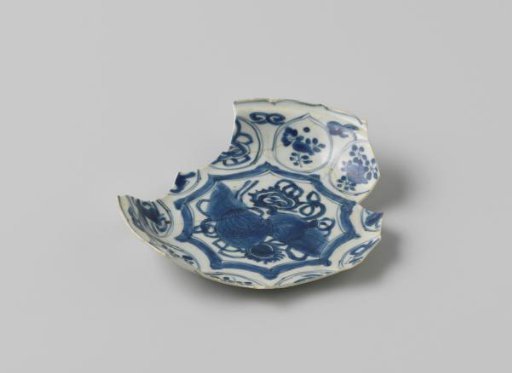 Fragment of a plate from the VOC ship 'De Witte Leeuw'