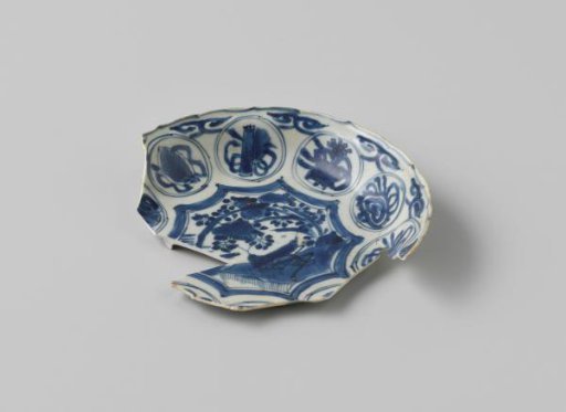 Fragment of a plate from the VOC ship 'De Witte Leeuw'