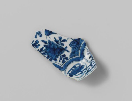 Fragment of a plate from VOC ship 'The White Lion'