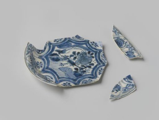 Fragments of a plate from VOC ship 'The White Lion'