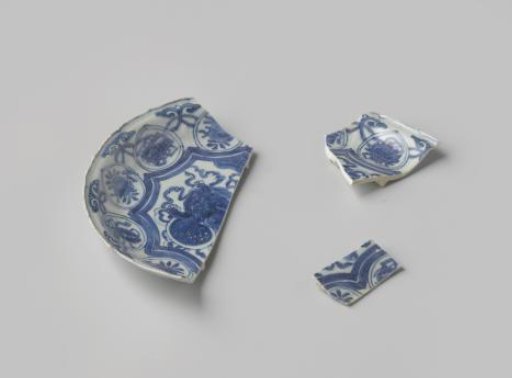 Fragments of a plate from VOC ship the 'Witte Leeuw'