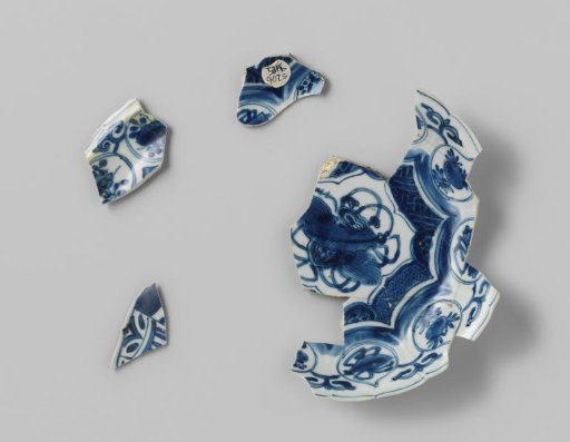 Fragments of a plate from VOC ship the 'Witte Leeuw'