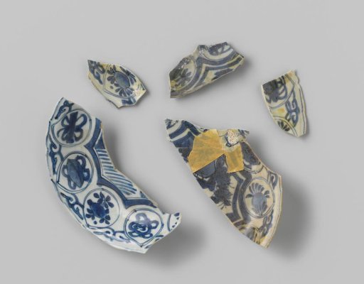 Fragments of Kraak porcelain plates from the VOC ship 'Witte Leeuw'