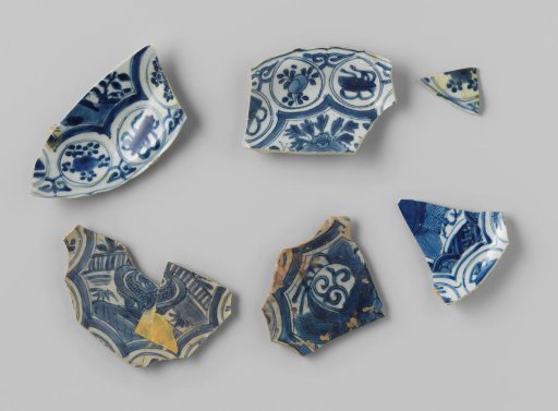 Shards of Kraak Porcelain Plates from the VOC Ship 'Witte Leeuw'