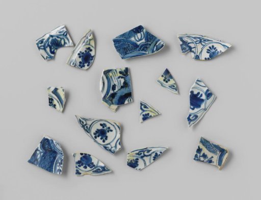 Fragments of Kraak Porcelain Plates from the VOC Ship 'Witte Leeuw'