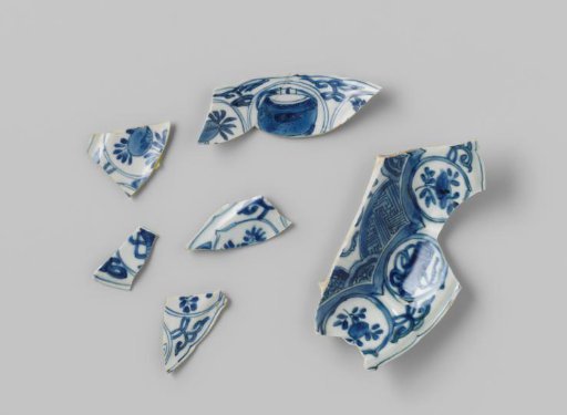 Shards of plates from the VOC ship 'Witte Leeuw'