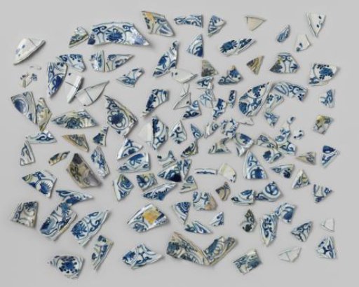 Shards of plates from the VOC ship 'Witte Leeuw'