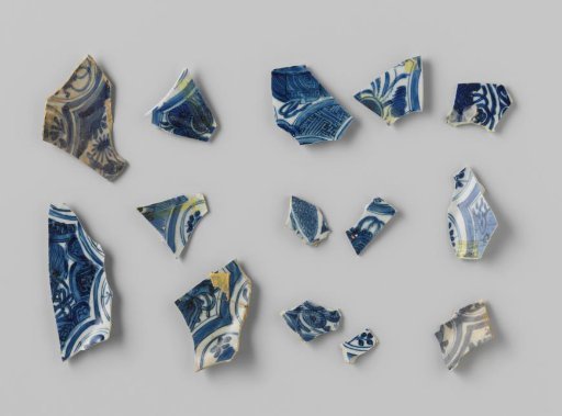 Shards of plates from the VOC ship 'Witte Leeuw'
