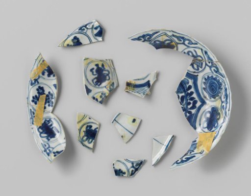 Sherds of a plate from the VOC ship 'Witte Leeuw'