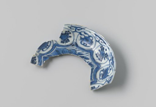 Edge fragment of a plate from the VOC ship 'Witte Leeuw'