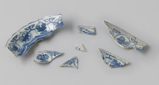 Shards of plates from the VOC ship 'Witte Leeuw'