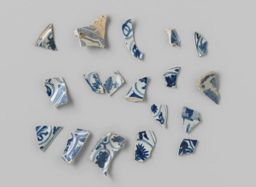 Shards of plates from the VOC ship 'Witte Leeuw'