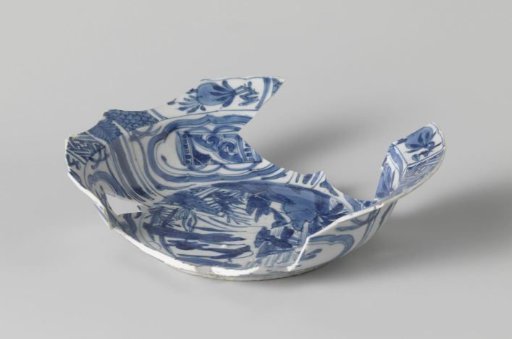 Fragment of a deep dish from the VOC ship 'Witte Leeuw'