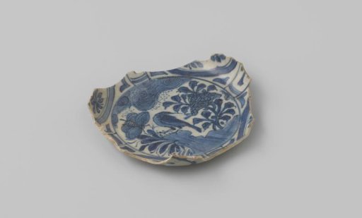 Fragment of a deep dish from the VOC ship 'Witte Leeuw'