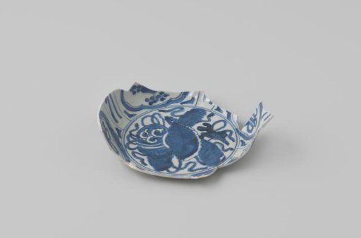 Fragment of a deep dish from the VOC ship 'Witte Leeuw'