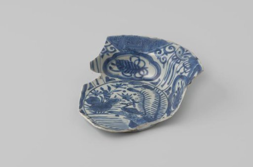 Fragment of a deep plate from VOC ship 'The White Lion'